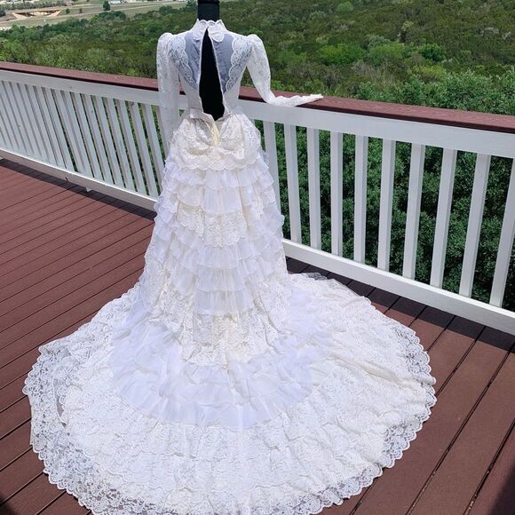 Vintage Lace Wedding‎ Dress - Picture 1 of 17